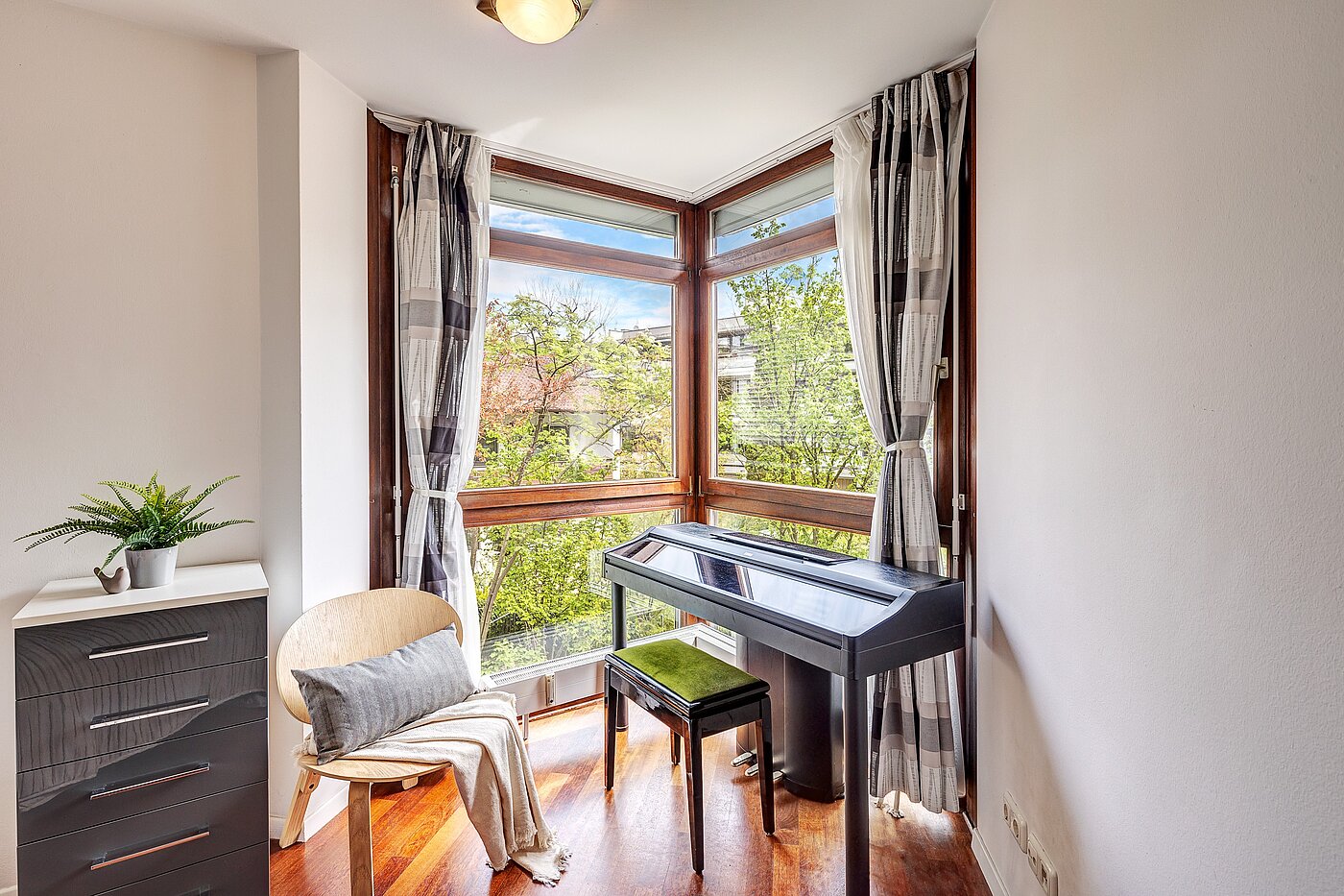 Квартира в многоэтажно доме с 3 комнатами | München-Schwabing | 2202ML12 | Viel Licht strömt ein