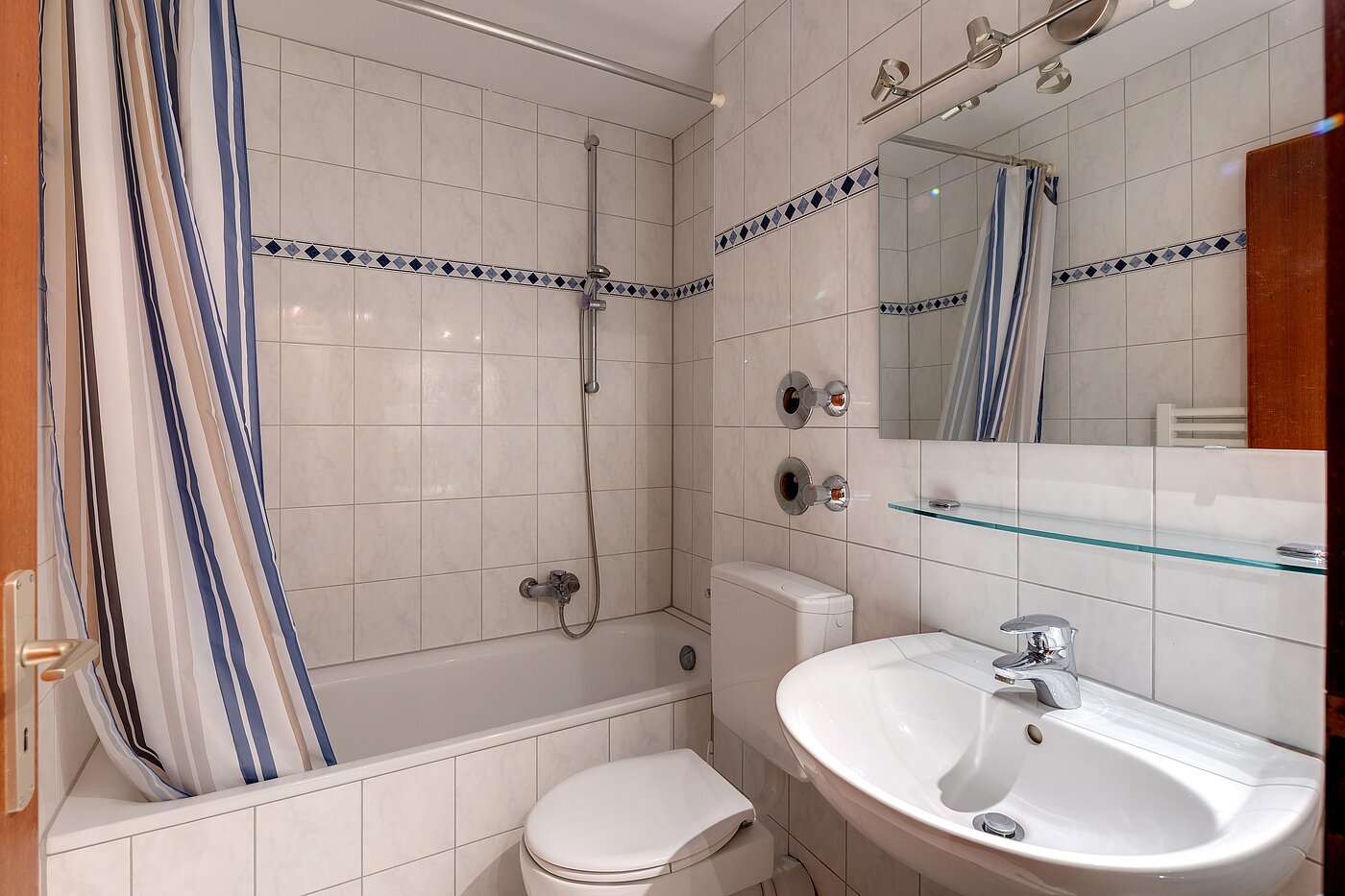 Квартира в многоэтажно доме с 1 комнатная | Ottobrunn | 2301ML1 | Gepflegtes Wannenbad deckenhoch gefliest