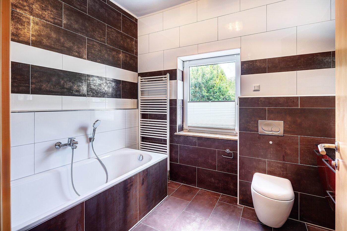 Половина двухквартирного жилого дома с 6.5 комнатами | Unterschleißheim | 70122 | ... mit Badewanne