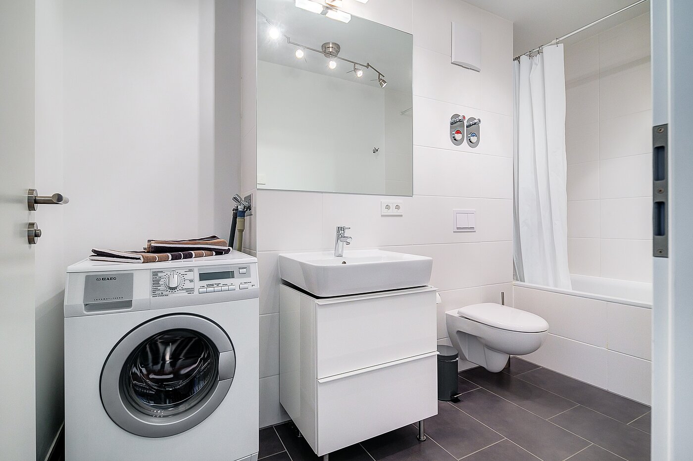 Квартира в многоэтажно доме с 3 комнатами | München-Moosach | 70164 | Badezimmer mit Waschmaschinenanschluss..