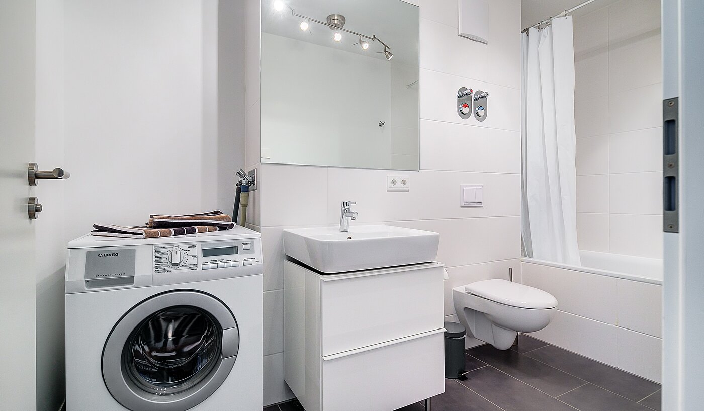 Квартира в многоэтажно доме с 3 комнатами | München-Moosach | 70164 | Badezimmer mit Waschmaschinenanschluss..