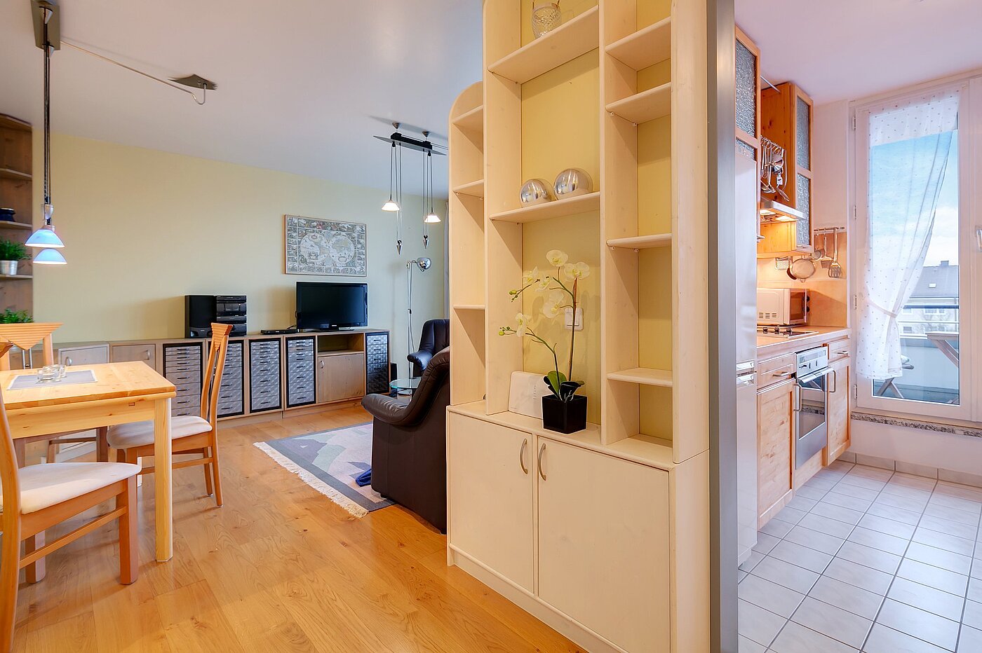 Квартира в многоэтажно доме с 2 комнатами | München-Sendling-Westpark | 2102ML6 | Blick Wohnen und Küche