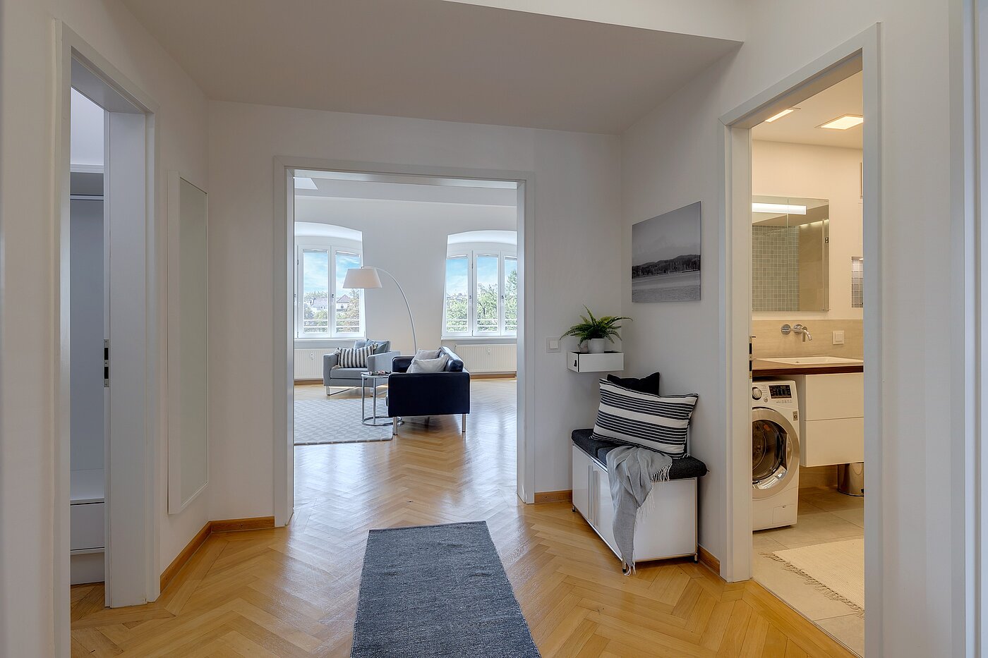 Квартира в многоэтажно доме с 2 комнатами | München-Schwabing | 2208ML2 | Blick zum Wohnzimmer
