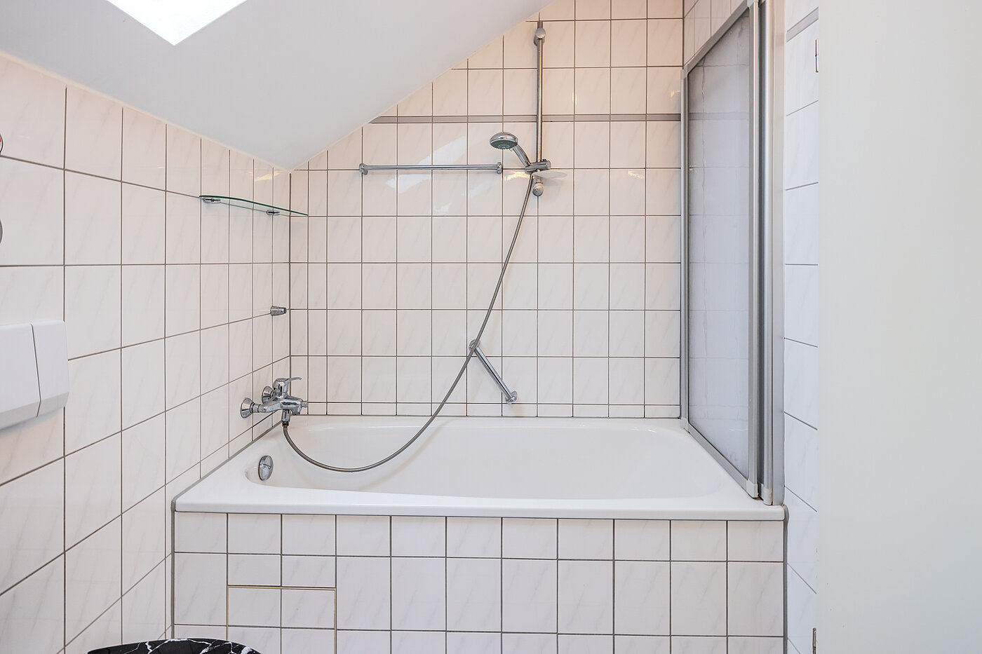 Квартира в многоэтажно доме с 2 комнатами | Poing | 70373 | ...Badewanne
