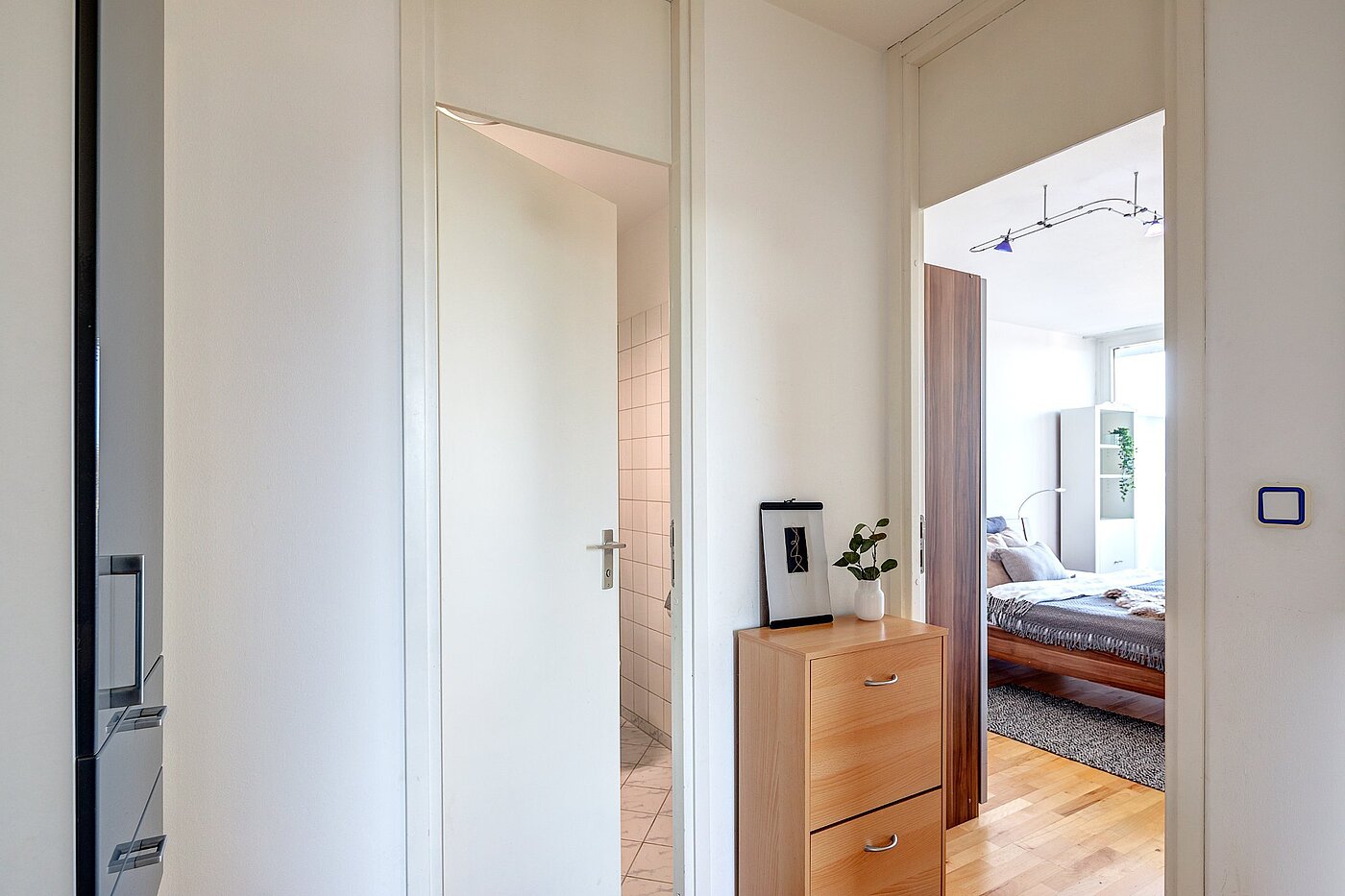 Квартира в многоэтажно доме с 2 комнатами | München-Sendling-Westpark | 2010ML9 | Zugang zum Bad u. Schlafzimmer
