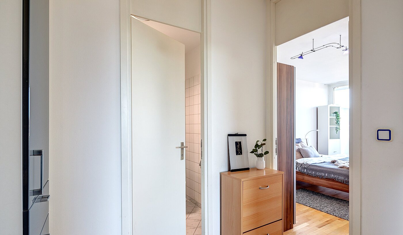 Квартира в многоэтажно доме с 2 комнатами | München-Sendling-Westpark | 2010ML9 | Zugang zum Bad u. Schlafzimmer