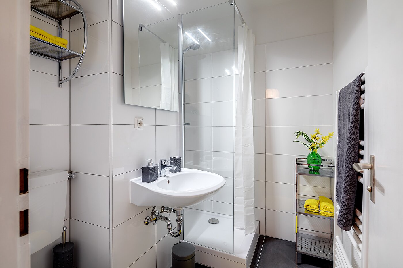 Квартира в многоэтажно доме с 1 комнатная | München-Neuhausen | 2301ML8 | Weiß gefliestes Bad mit Dusche...