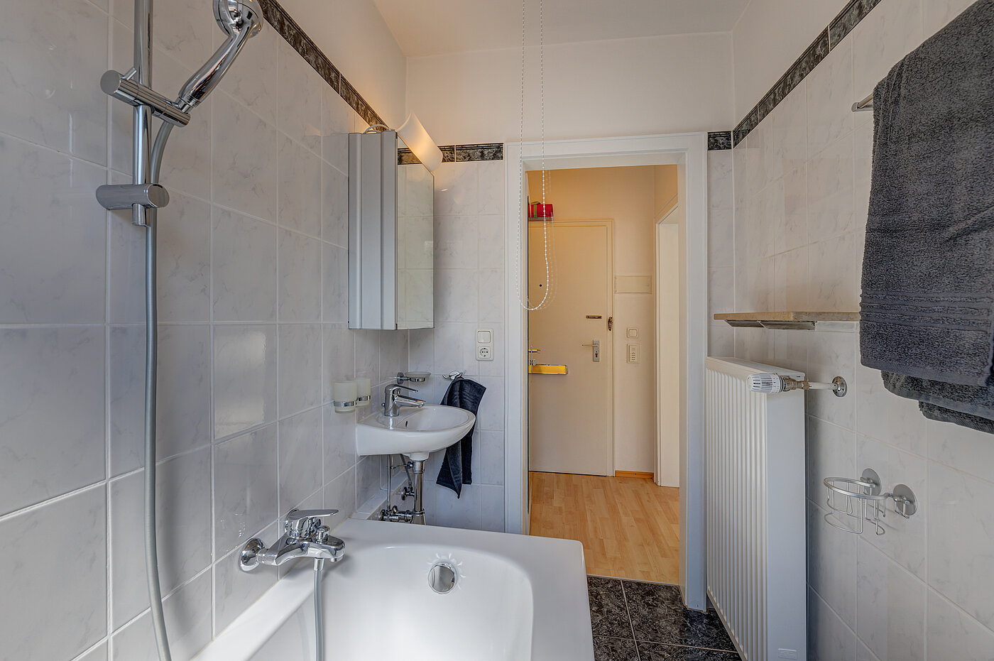 Квартира в многоэтажно доме с 1 комнатная | München-Schwabing | 70449 | Hell gefliestes ...