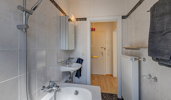 Квартира в многоэтажно доме с 1 комнатная | München-Schwabing | 70449 | Hell gefliestes ...