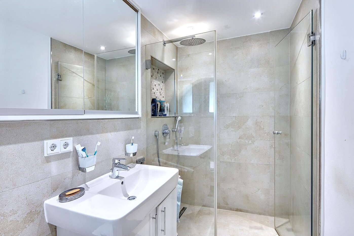 Особняк с 8 комнатами | 70229 | Neues Bad mit Dusche...