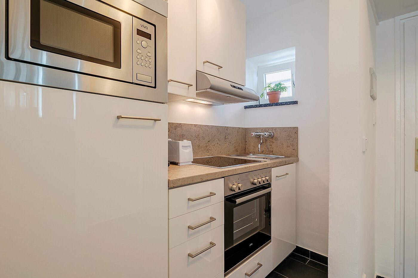 Квартира в многоэтажно доме с 1 комнатная | München-Schwabing | 2105ML1 | Küche mit Fenster...