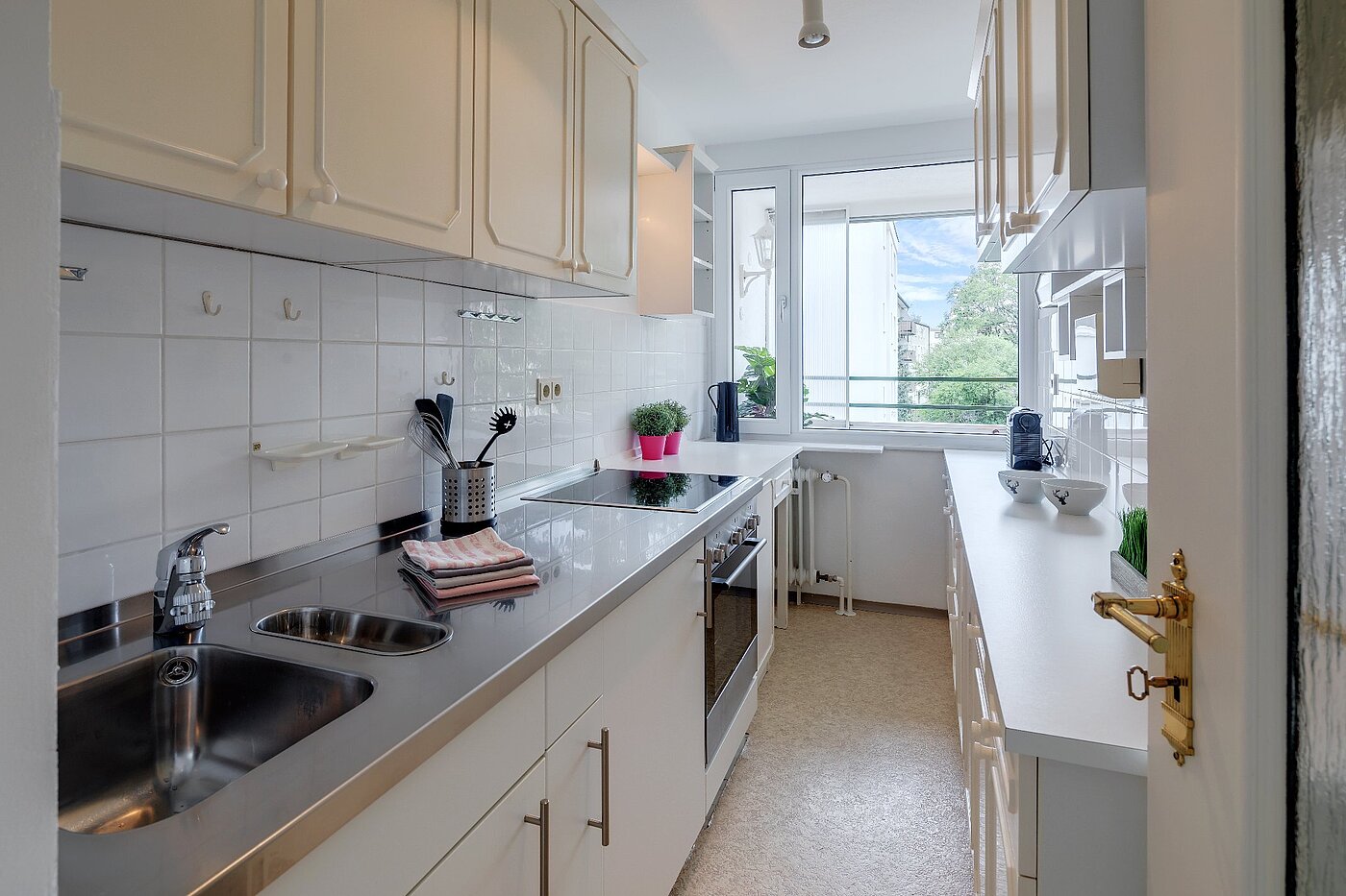 Квартира в многоэтажно доме с 2 комнатами | München-Berg am Laim | 1803ML4 | Küche mit Fenster