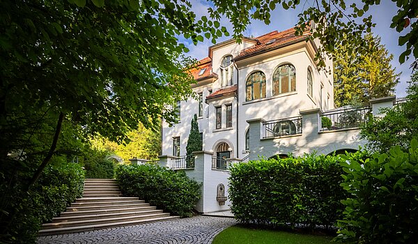 Villa с 9 комнатами | Reutlingen | 70231 | Hauptaufgang zur Villa