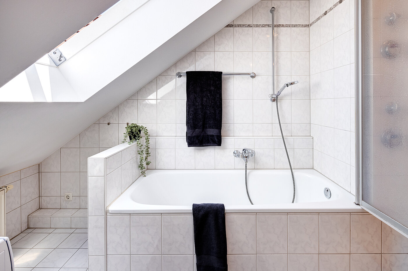 Квартира в многоэтажно доме с 2 комнатами | Unterschleißheim | 70138 | ...Fenster und Badewanne
