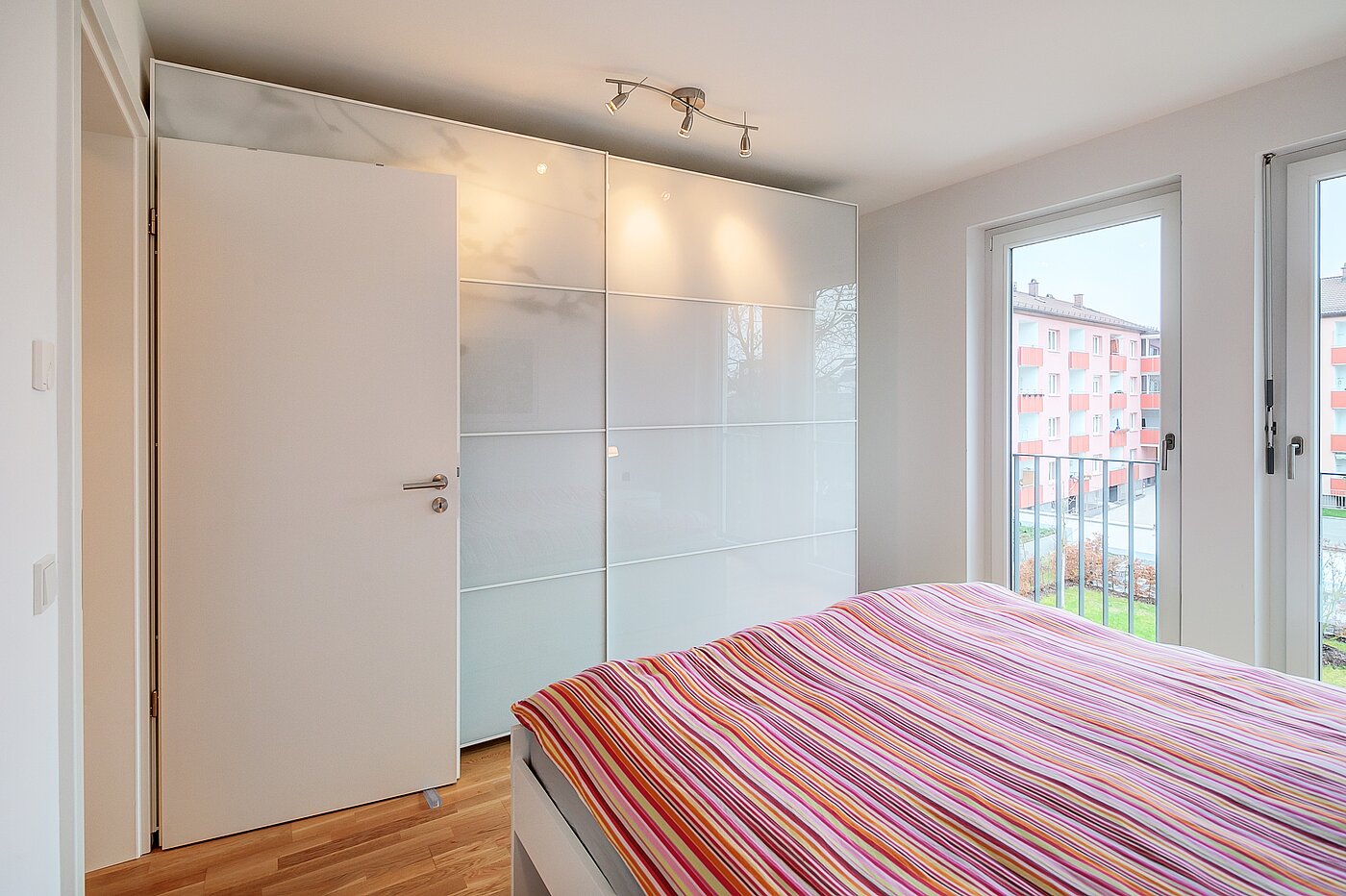 Квартира в многоэтажно доме с 3 комнатами | München-Moosach | 70164 | ...mit großen Fensterfronten