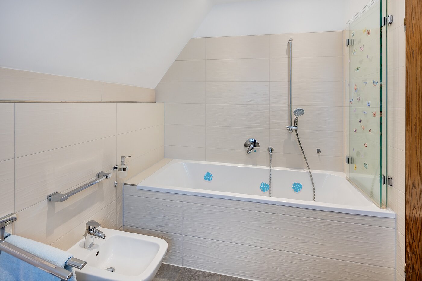 Особняк с 8 комнатами | 70229 | ...mit Badewanne...