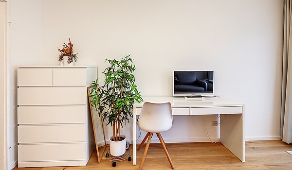 Квартира в многоэтажно доме с 1 комнатная | München-Schwabing | 70475 | ... und kleinem Schreibtisch