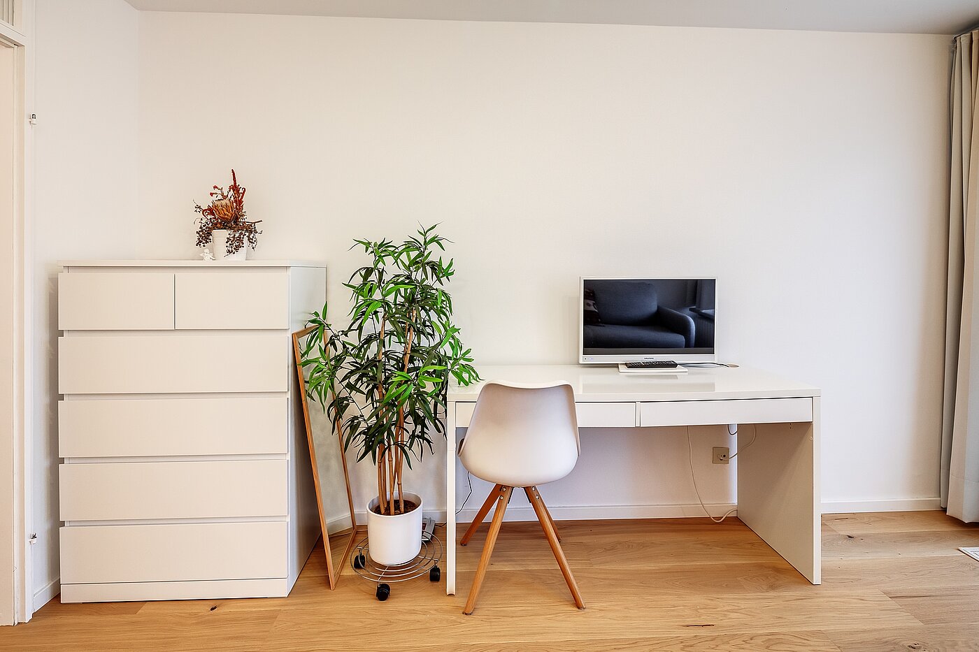 Квартира в многоэтажно доме с 1 комнатная | München-Schwabing | 70475 | ... und kleinem Schreibtisch