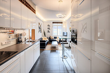 Хайдхаузен: старинное здание, находящееся под охраной государства, в сочетании с современностью — стильная двухкомнатная квартира — свободна