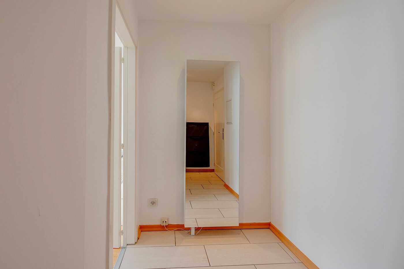 Квартира в многоэтажно доме с 2 комнатами | München-Schwabing | 70130 | Diele Blickrichtung Wohnzimmer