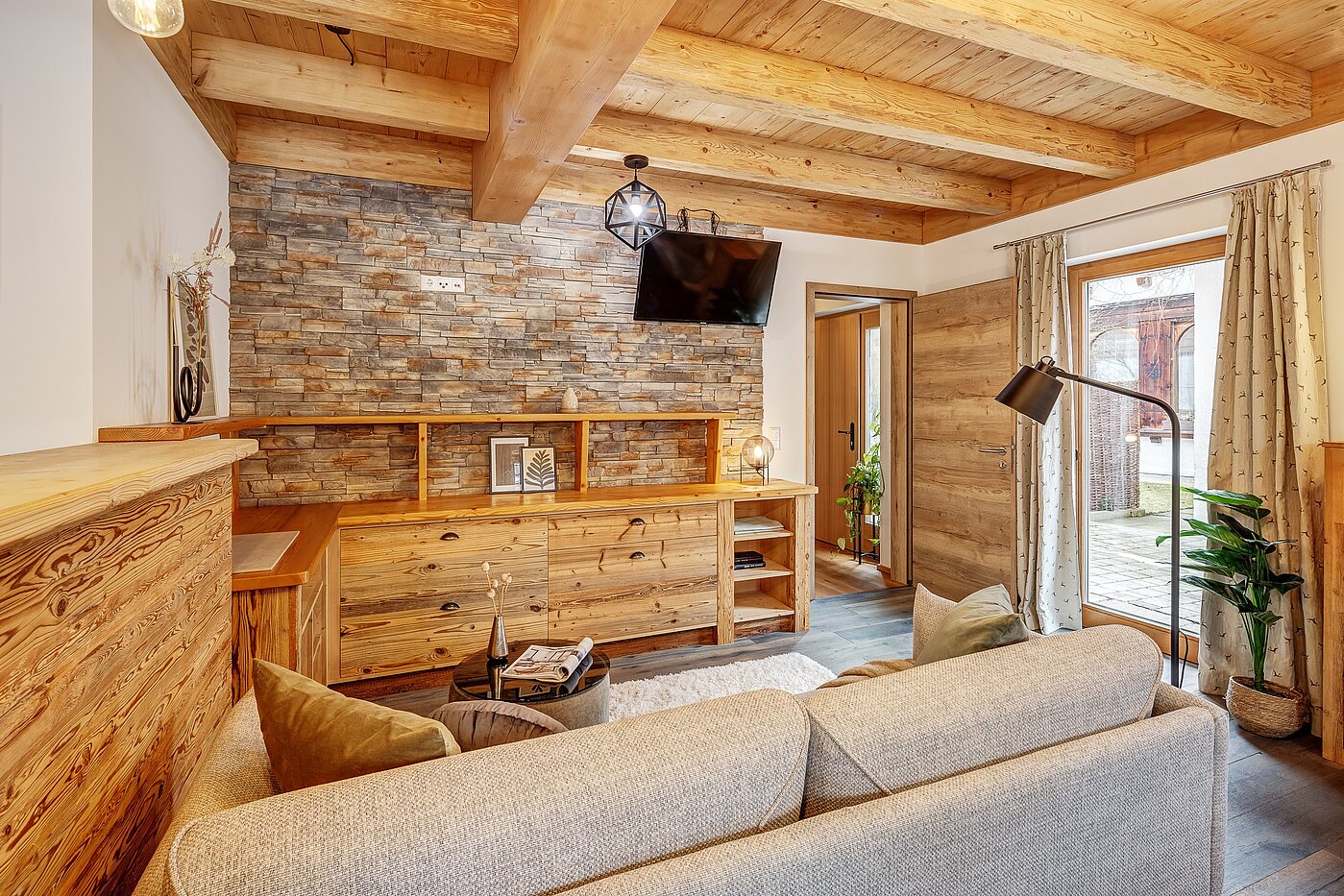 Квартира в многоэтажно доме с 6 комнатами | 70095 | ...mit gemütlichem Sofa...