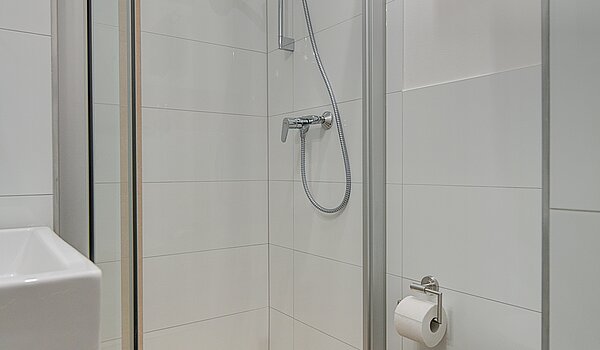 Плоский с 4 комнатами | München-Neuhausen | 70471 | Weiß gefliestes Badezimmer...