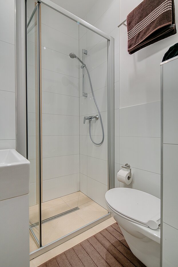 Плоский с 4 комнатами | München-Neuhausen | 70471 | Weiß gefliestes Badezimmer...