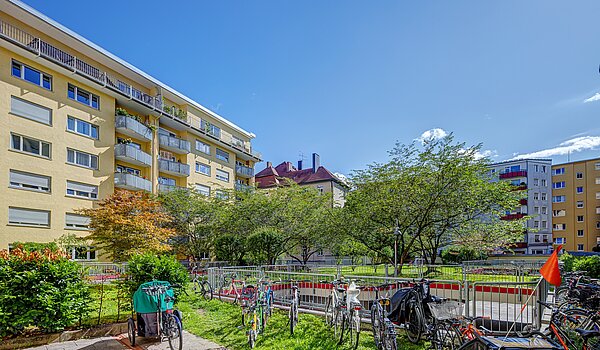 Apartment с 1 комнатная | München-Schwabing | 70198 | ...Innenhof im Sommer