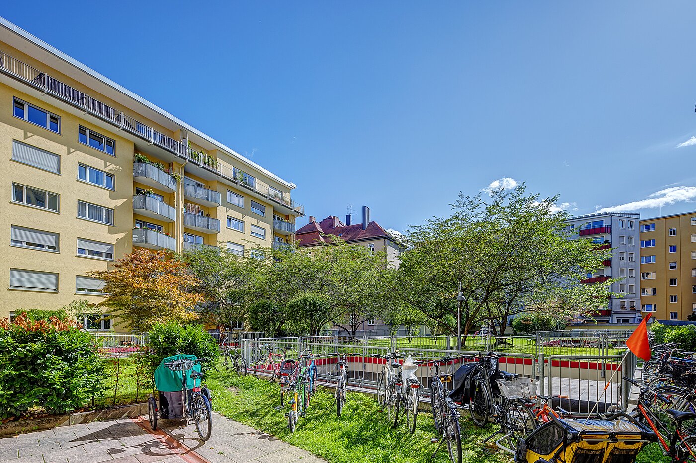 Apartment с 1 комнатная | München-Schwabing | 70198 | ...Innenhof im Sommer