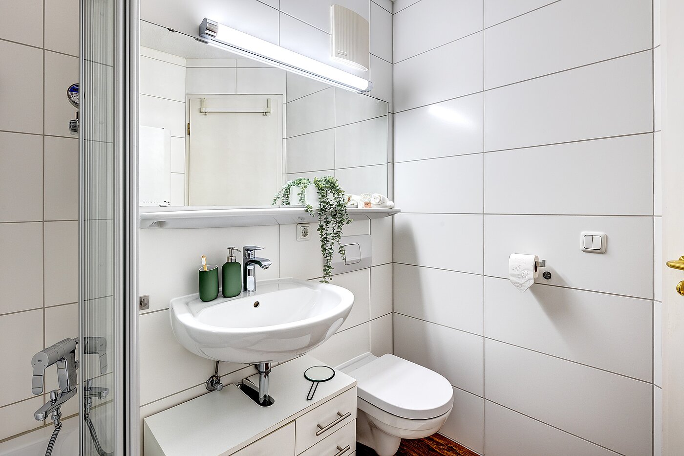 Квартира в многоэтажно доме с 2 комнатами | München-Schwabing | 2205ML71 | ...mit großem Spiegel