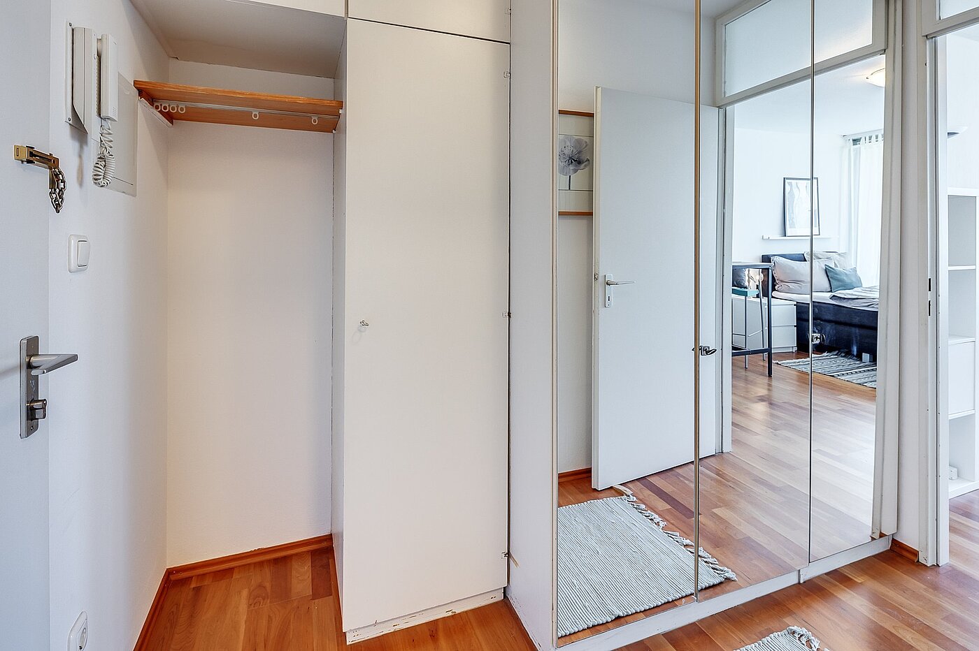 Квартира в многоэтажно доме с 1 комнатная | München-Bogenhausen | 2103ML6 | Kleiderschrank mit Garderobe