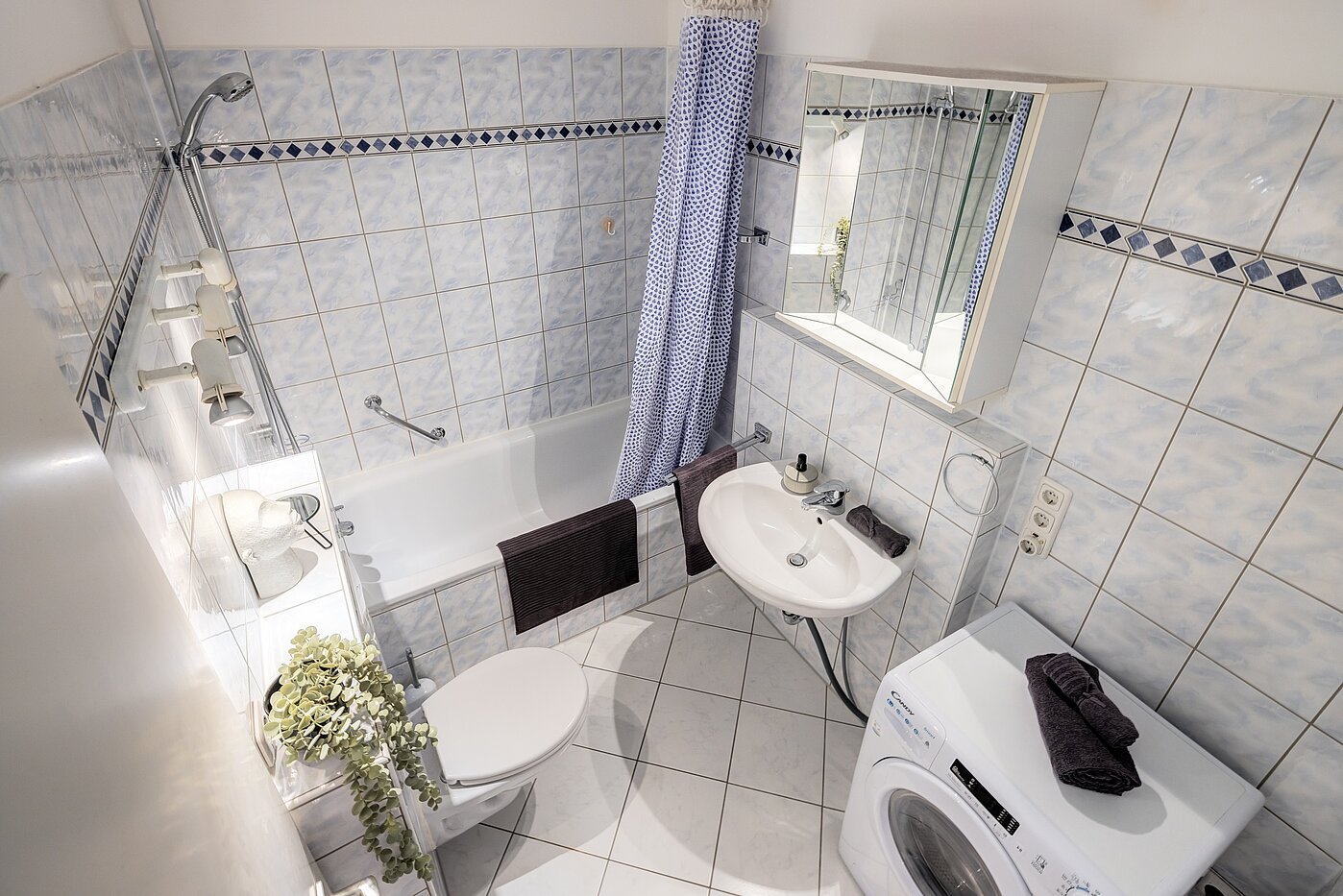 Квартира в многоэтажно доме с 3 комнатами | München-Bogenhausen | 70261 | Badezimmer mit Wanne