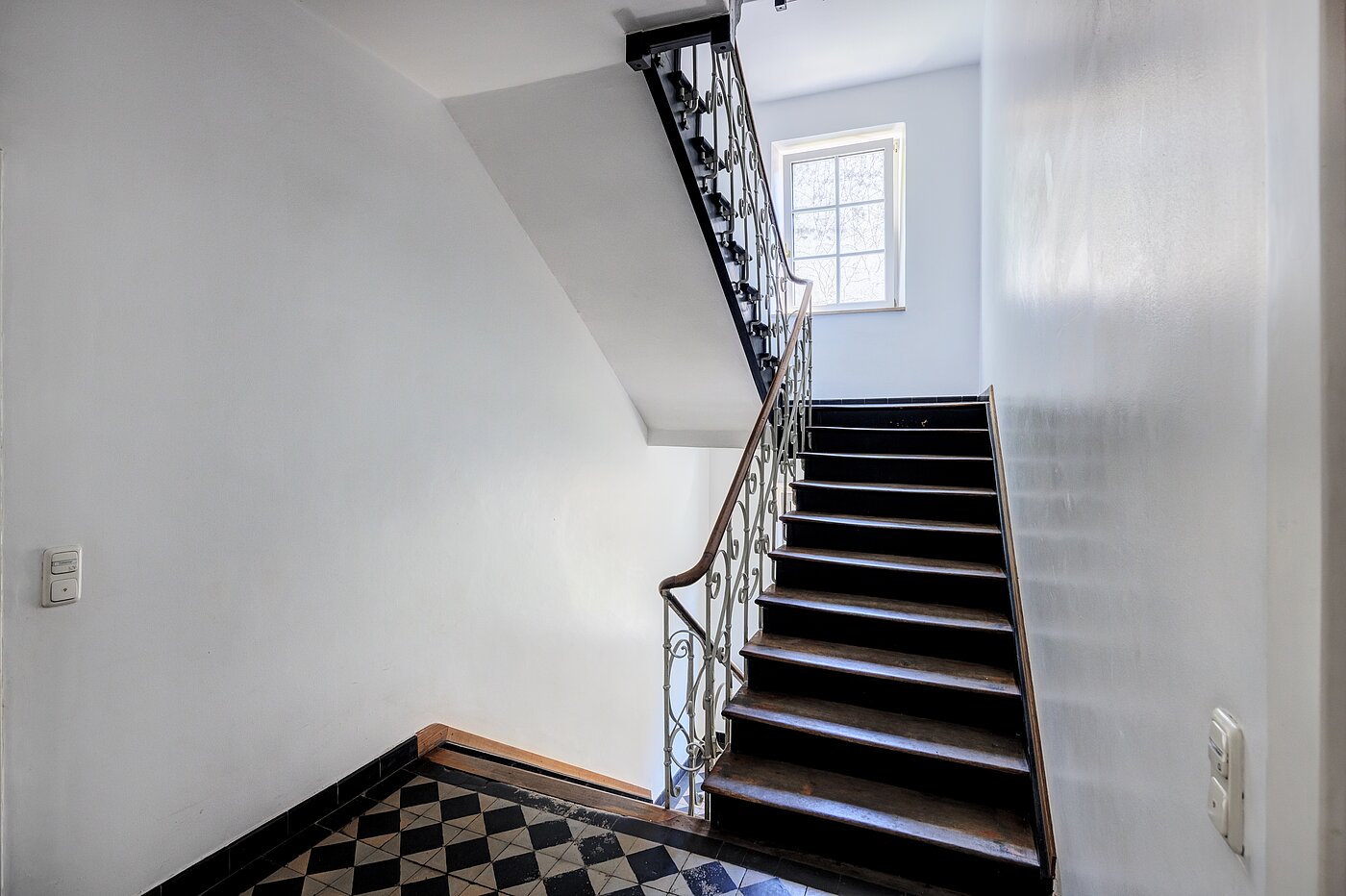 Квартира в многоэтажно доме с 1.5 комнатами | München-Neuhausen | 70473 | Stilvolles Treppenhaus