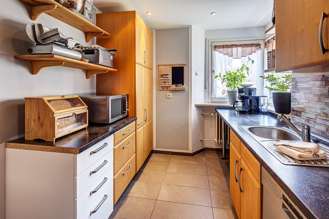 Угловой террасный дом с 6 комнатами | Germering | 70033 | Küche mit Fenster