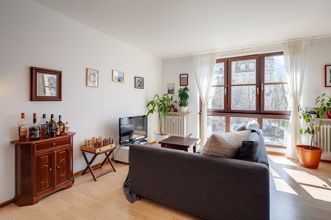Квартира в многоэтажно доме с 2 комнатами | München-Neuhausen | 2003ML5 | Helles Wohnzimmer mit...