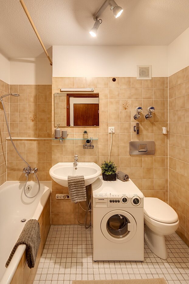 Квартира в многоэтажно доме с 2 комнатами | München-Neuhausen | 2012ML5 | Bad mit Duschwanne und WM