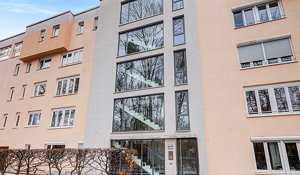 Квартира в многоэтажно доме с 2 комнатами | München-Bogenhausen | 70396 | Außenansicht von der Eingangsseite
