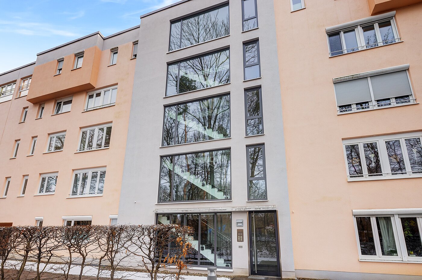 Квартира в многоэтажно доме с 2 комнатами | München-Bogenhausen | 70396 | Außenansicht von der Eingangsseite