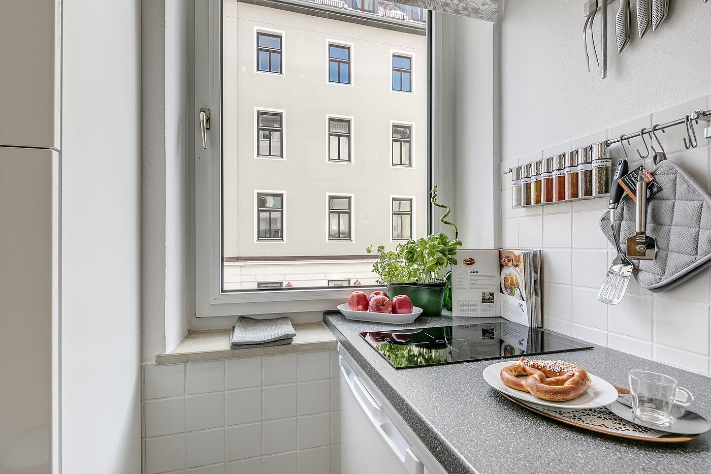 Квартира в многоэтажно доме с 1 комнатная | München-Maxvorstadt | 2106ML3 | ...Einbauküche und Fenster