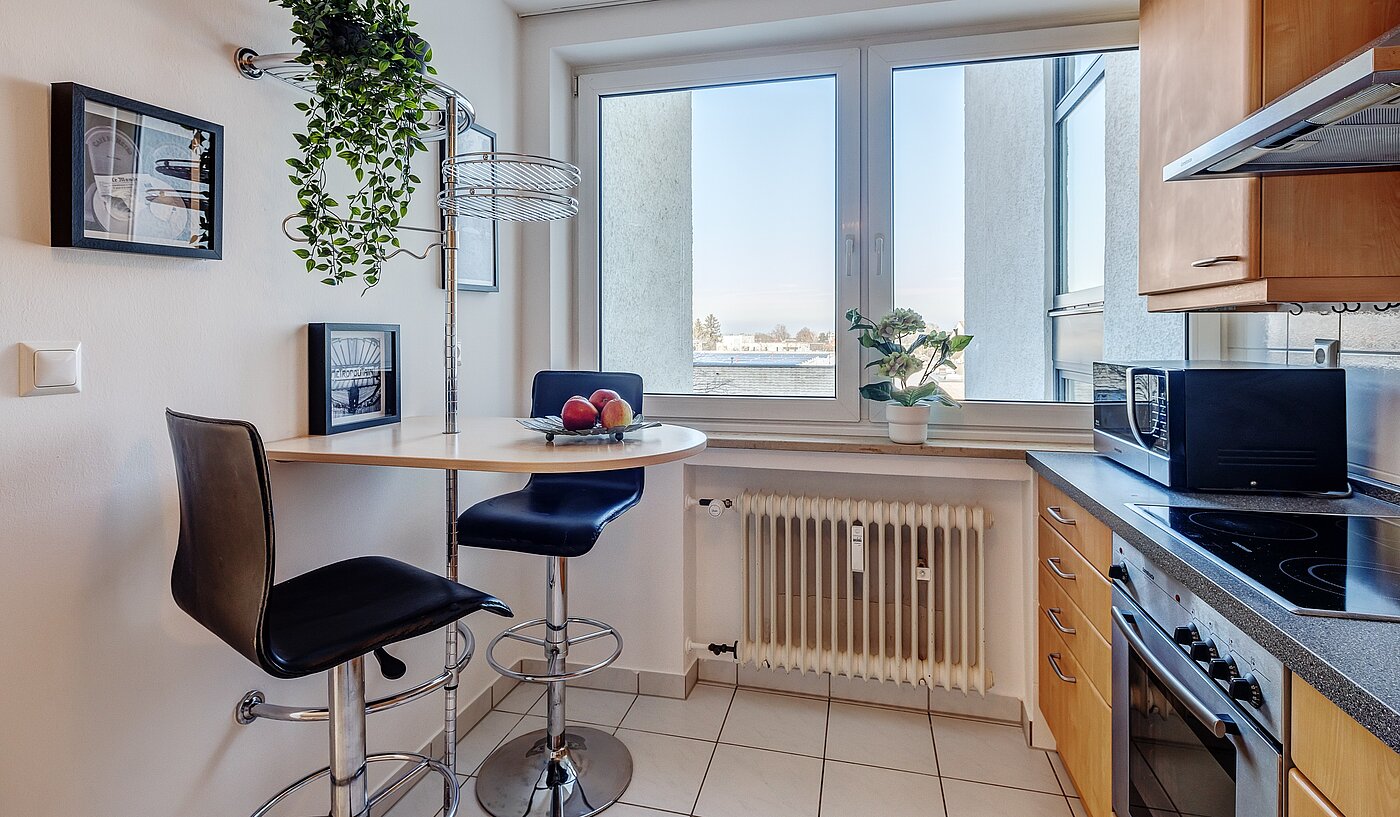 Квартира в многоэтажно доме с 3.5 комнатами | Haar | 2201ML5 | ...daneben liegender Küche