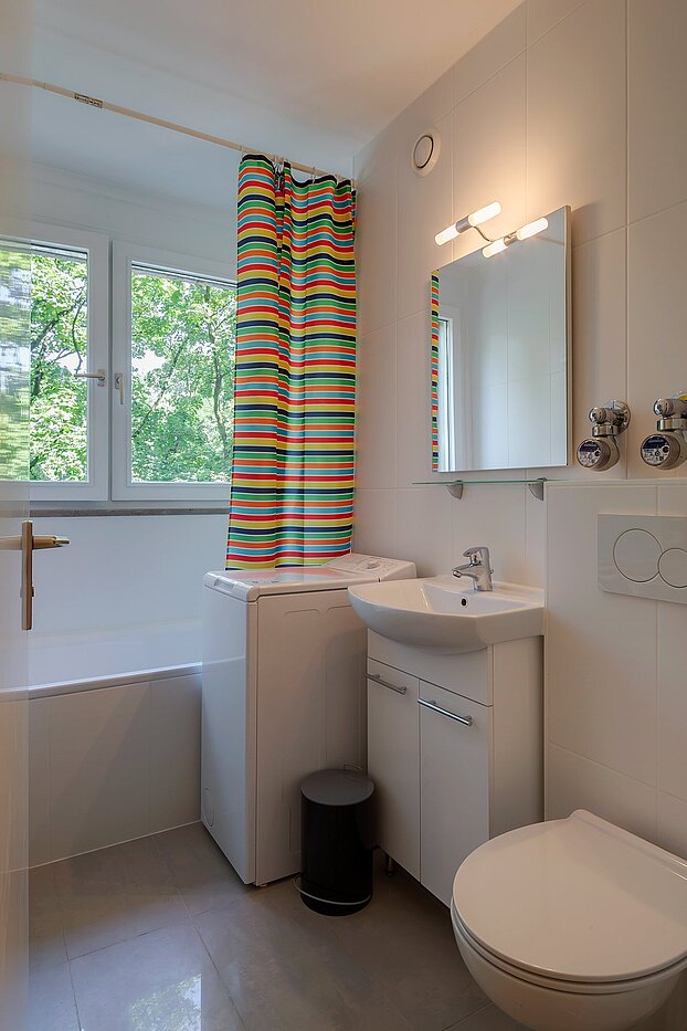 Квартира в многоэтажно доме с 2 комнатами | München-Maxvorstadt | 2105ML3 | Tageslichtbad mit Wanne