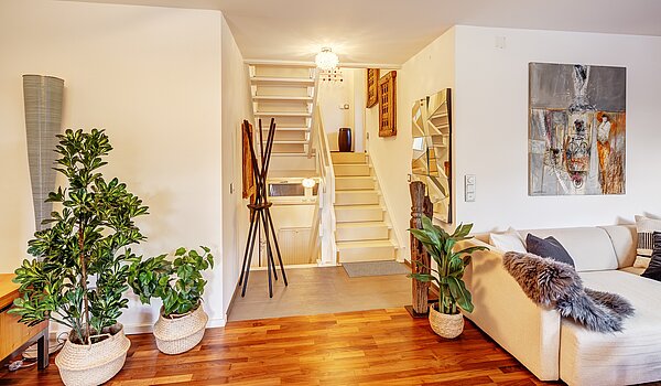 Угловой террасный дом с 3 комнатами | Kreuth | 70037 | Offenes Treppenhaus in den Wohnbereich