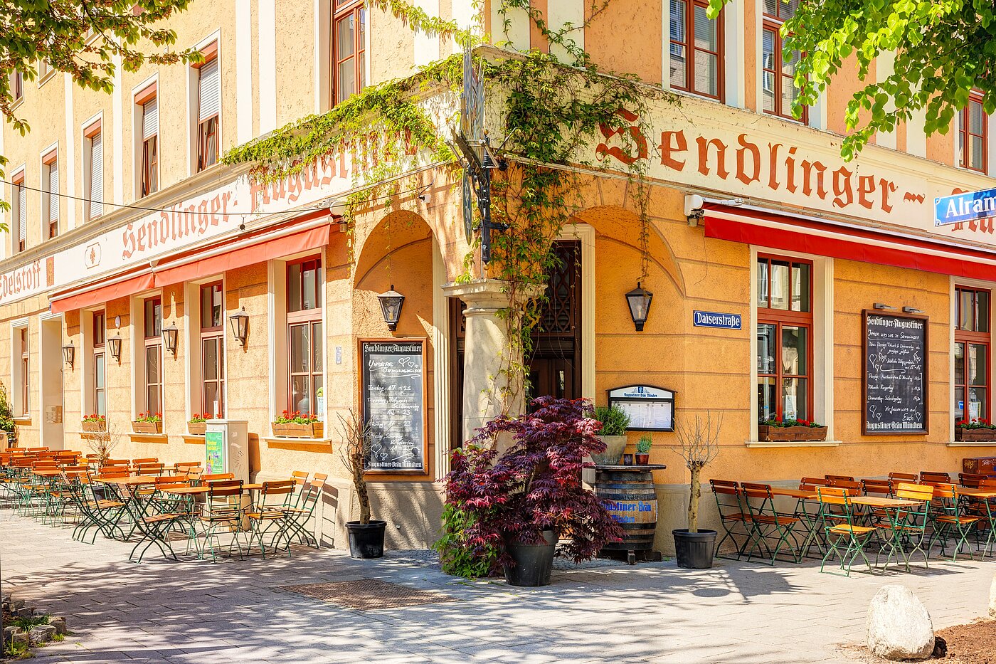Квартира в многоэтажно доме с 2 комнатами | München-Sendling | 70220 | Restaurants