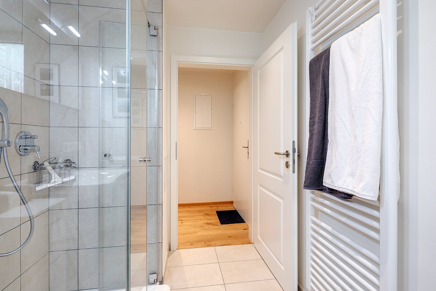 Квартира в многоэтажно доме с 2 комнатами | München-Maxvorstadt | 2107ML5 | Dusche und Handtuchheizkörper