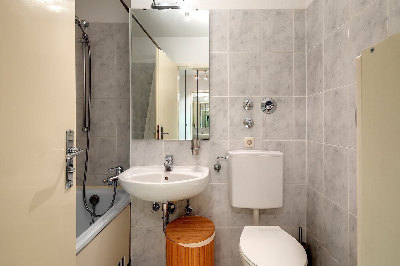 Плоский с 1 комнатная | München-Neuhausen | 1911ML9 | Bad mit Wanne