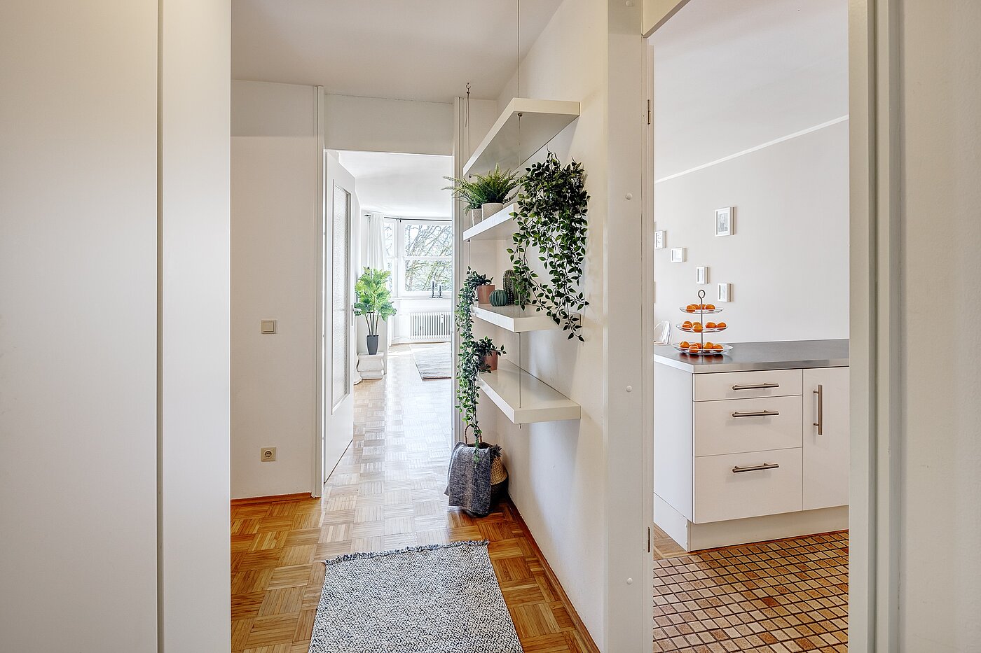 Квартира в многоэтажно доме с 1.5 комнатами | München-Bogenhausen | 2203ML2 | Eingangsbereich mit Blick Richtung Wohnzimmer und Küche