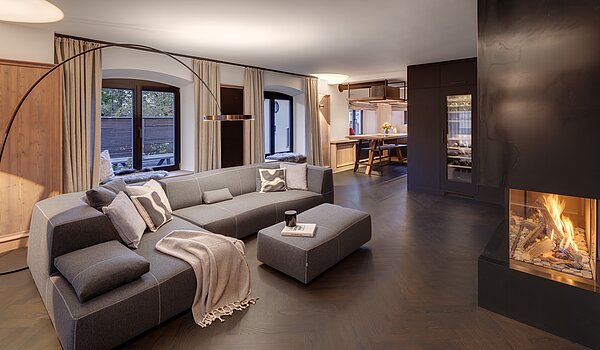 Особое свойство с 15 комнатами | Bad Wiessee | 701591 | Chalet I Wohnzimmer mit Kamin