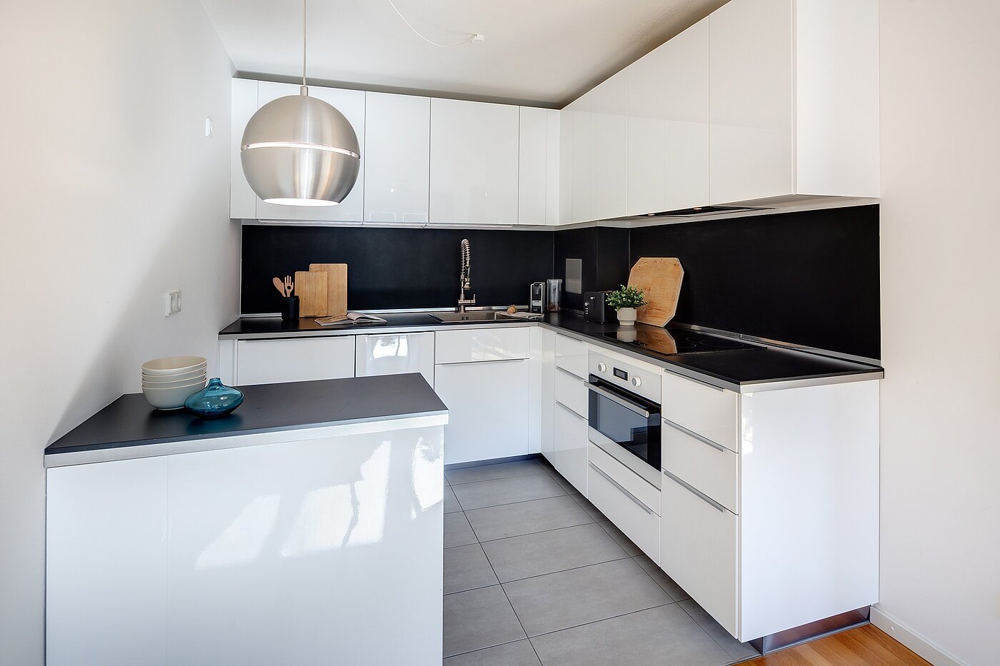 Квартира в многоэтажно доме с 2 комнатами | München-Schwabing | 70278 | Weiße Einbauküche