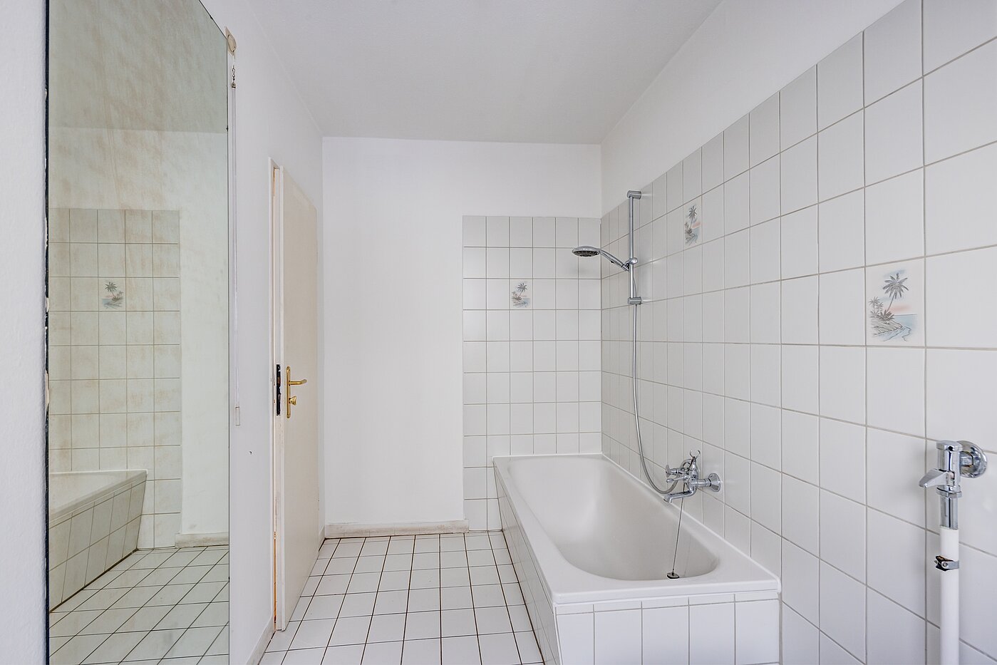 Высокий первый этаж с 2.5 комнатами | München-Schwabing | 70441 | Bad mit Badewanne