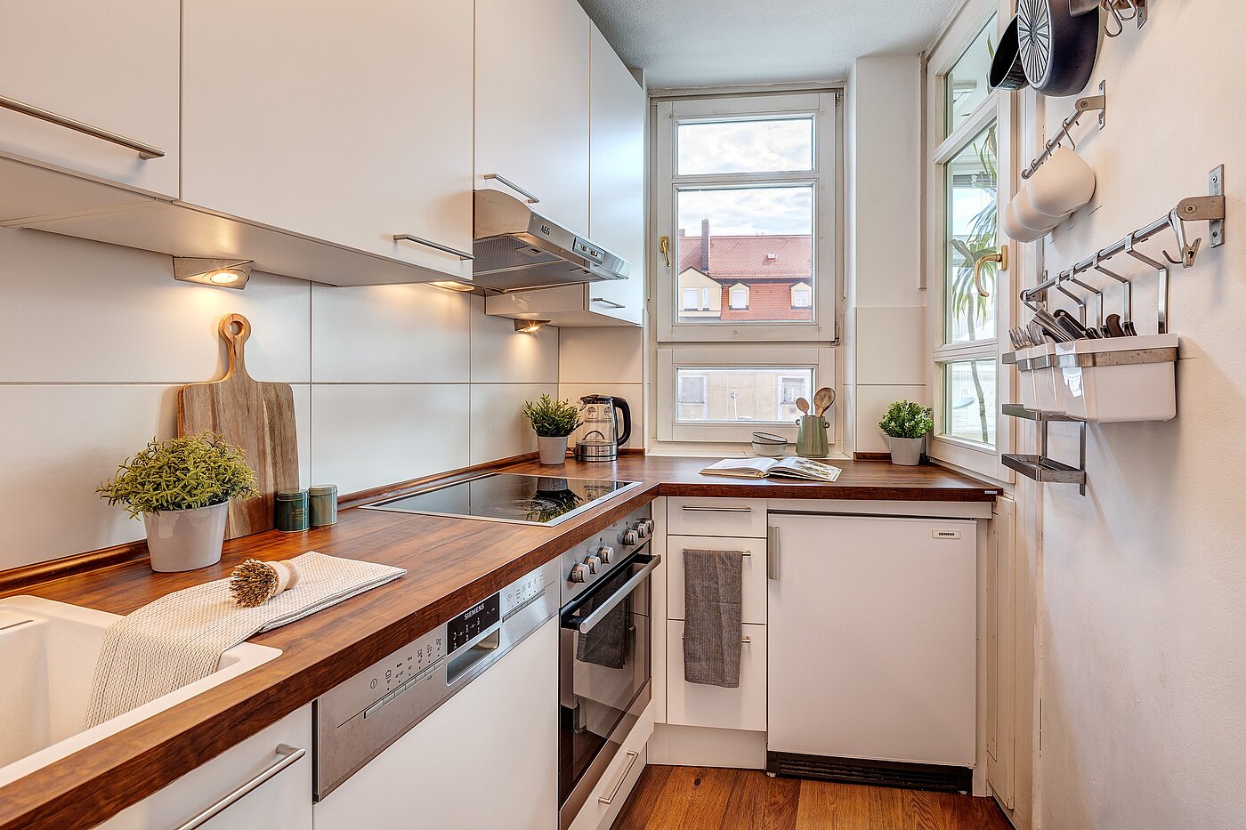 Квартира в многоэтажно доме с 2 комнатами | München-Schwabing | 2205ML71 | Die Küche bietet viel Stauraum...